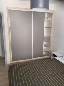 um armário com uma porta de correr num quarto em appartement 4 couchages renovés entièrement em Cavaillon