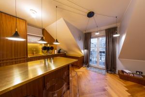 a kitchen with wooden cabinets and a counter top at Bürgermeistri majutus in Haapsalu