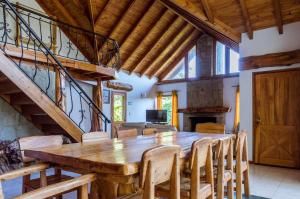 un comedor con una gran mesa de madera y sillas en BOG Casa Glorieta - casa 4 cuartos en Villa La Angostura