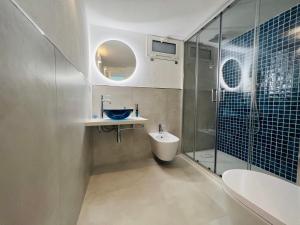 維拉西繆斯的住宿－Via Giardini Rooms，一间带水槽、卫生间和淋浴的浴室