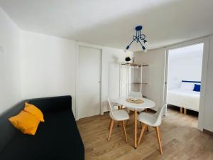 維拉西繆斯的住宿－Via Giardini Rooms，一个带桌子和床的小客厅