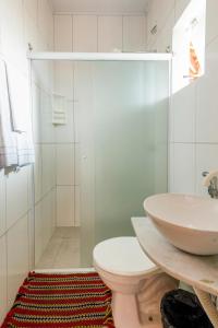 a bathroom with a toilet and a sink at Chalés Ilhabela Esmeralda in Ilhabela +37 photos