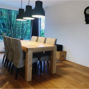uma sala de jantar com uma mesa de madeira e cadeiras em KeyCity Apt Near Amsterdam & The Hague em Leiden