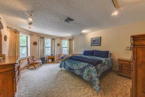 1 dormitorio con 1 cama, mesa y sillas en Cloudcroft Mtn Home with Patio, Walk to Golf Course! en Cloudcroft