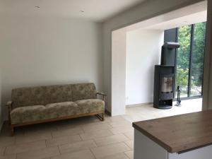 uma sala de estar com um sofá e uma lareira em Ferienhaus mit eigenem Garten und Terrasse em Lindau-Bodolz
