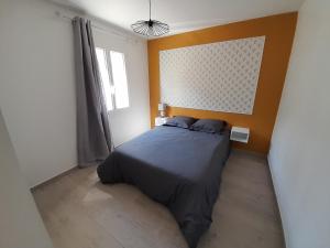 塞茲河畔巴尼奧勒的住宿－villa individuelle，一间卧室配有一张带橙色床头板的床