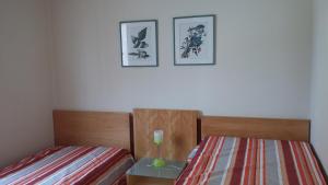 zwei nebeneinander stehende Betten in einem Schlafzimmer in der Unterkunft RPT 1 -Prive das Thermas 405 C in Caldas Novas + 105 Fotos