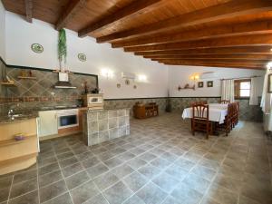 - une cuisine et une salle à manger avec une table dans une pièce dans l'établissement Casa Moli, 