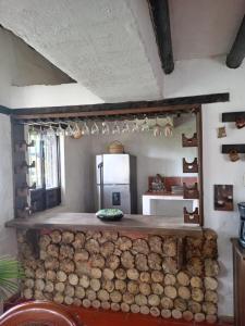 cocina con encimera llena de troncos en Finca villa Claudia a 25 min de villa de Leyva, en Villa de Leyva