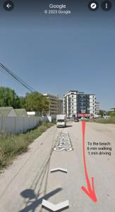 een straat met een rood bord aan de kant van de weg bij Star Aparthotel mobilat lux cu vedere la mare si parcare in Mamaia Nord – Năvodari