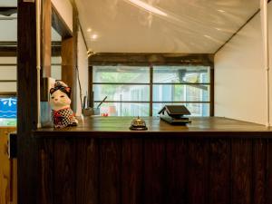 eine Statue auf einem Tresen mit einem Fenster in der Unterkunft Yuraku Izu-Oshima - Vacation STAY 44711v in Oshima