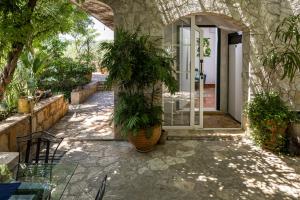Κήπος έξω από το Mai's Cottage