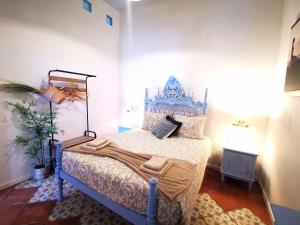 1 dormitorio con 1 cama con cabecero azul en Charming Portuguese style apartment, for rent "Vida à Portuguesa", "Sardinha" Alojamento Local en Portimão