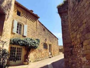 een oud stenen gebouw met planten aan de zijkant bij House in idyllic village between vineyards and sea in Saint-Pons-de-Mauchiens