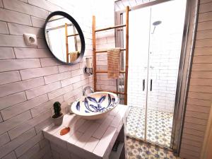 y baño con lavabo y espejo. en Charming Portuguese style apartment, for rent "Vida à Portuguesa", "Sardinha" Alojamento Local en Portimão