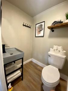 Un baño con un inodoro blanco y un lavabo. en Cabin 9 at Horse Creek Resort, en Rapid City