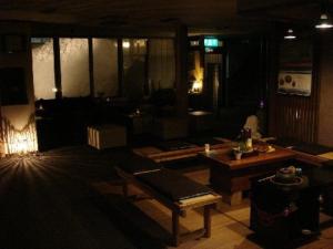 un soggiorno con divano e tavolo di Kofukan - Vacation STAY 67971v a Myoko