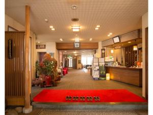 een lobby met een rood tapijt in het midden van een winkel bij Kofukan - Vacation STAY 67971v in Myoko