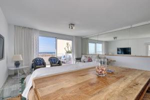 Un dormitorio con una cama y una sala de estar con una mesa. en Puerto Banus Harbour View Apartment, en Marbella 25 fotos más