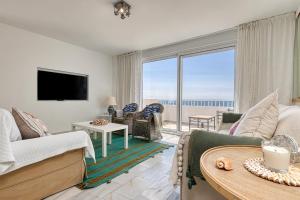 Una sala de estar con vista al mar. en Puerto Banus Harbour View Apartment, en Marbella