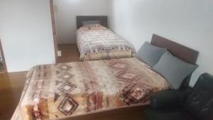 1 dormitorio con 2 camas individuales en una habitación en Ski base Akaigawa en Akaigawa