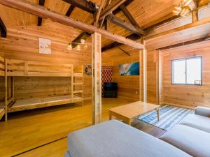 Cabaña de madera con cama y escritorio en Yuraku Izu-Oshima - Vacation STAY 44735v, en Oshima