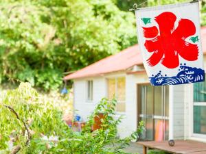 uma bandeira pendurada em frente a uma casa em Yuraku Izu-Oshima - Vacation STAY 44735v em Oshima