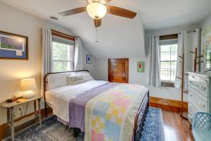 1 dormitorio con 1 cama y ventilador de techo en Pet-Friendly Murph Landing - 1 Mile to WVU!, en Morgantown