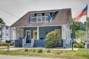 una casa azul con porche y bandera en Pet-Friendly Murph Landing - 1 Mile to WVU! en Morgantown