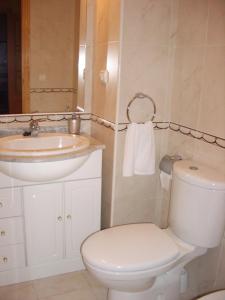 a bathroom with a white toilet and a sink at APARTAMENTO PUERTO PLAYA in Villajoyosa +10 photos