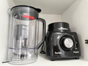 un frullatore su un bancone accanto a una telecamera di Golden Point a Recife