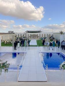 uma recepção de casamento num resort com piscina em مزرعة جوليا em Ajlun
