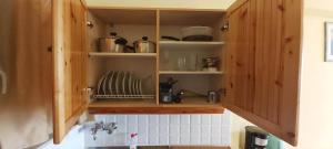 una cucina con armadi in legno e lavandino di STROUBIS STUDIOS 2 a Megás Limniónas