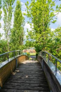 un ponte su un corpo idrico con alberi di Patio 15 - Pools, tennis and water sports a Iseo