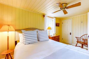 Schlafzimmer mit einem Bett und einem Deckenventilator in der Unterkunft Seaside Beach By and By in Seaside