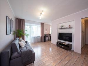 Televisyen dan/atau pusat hiburan di 500m to the Beach - 2 Room Apartment with Balcony