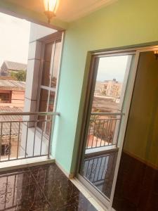 einen leeren Balkon mit Blick auf ein Gebäude in der Unterkunft Appartement luxueux au cœur de la ville in Douala
