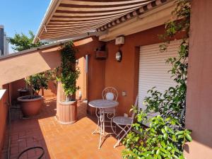un patio de ladrillo con mesa y sillas en Residenza Fiera Verona in, en Verona