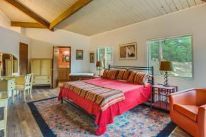 - une chambre avec un lit, une table et une chaise dans l'établissement Angel Fire Home with Deck about 3 Mi to Ski Resort!, à Angel Fire