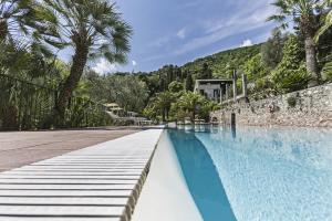 Bazén v ubytování Hotel Livia nebo v jeho okolí