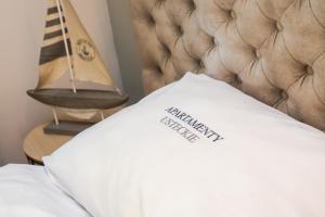 Łóżko lub łóżka w pokoju w obiekcie Apartamenty Usteckie