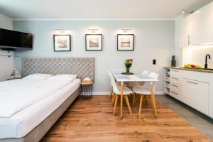 Łóżko lub łóżka w pokoju w obiekcie Apartamenty Usteckie