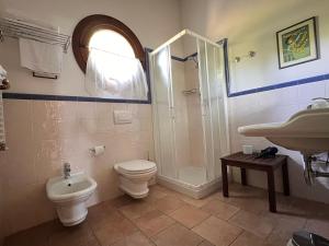 uma casa de banho com um WC, um chuveiro e um lavatório. em Cortebella B&B Rimini em Vergiano