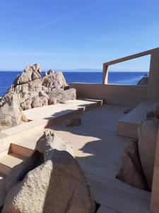przejście z kamieniami i oceanem w tle w obiekcie Villetta Rocchi - Costa Paradiso w mieście Costa Paradiso