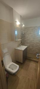 a bathroom with a toilet and a sink at Apartament 2 camere in Râmnicu Vâlcea