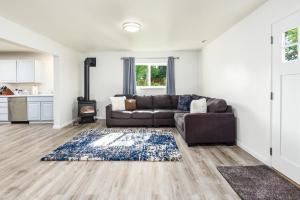 salon z kanapą i kominkiem w obiekcie Manor Getaway w mieście Anchorage