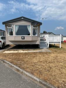 布里真德的住宿－Beautiful caravan in Trecco Bay! 74 sycomore，停放在停车场的移动房屋