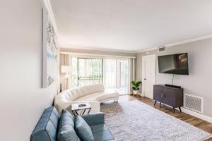 a living room with a couch and a tv at Bright 2 bedroom 2 bath condo with pool in Sarasota
