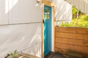 una puerta abierta a una casa con una maceta en Manor Getaway, en Anchorage