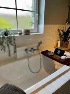 Un baño con bañera y ducha. en Ferienhaus „große Familie“, en Zülpich